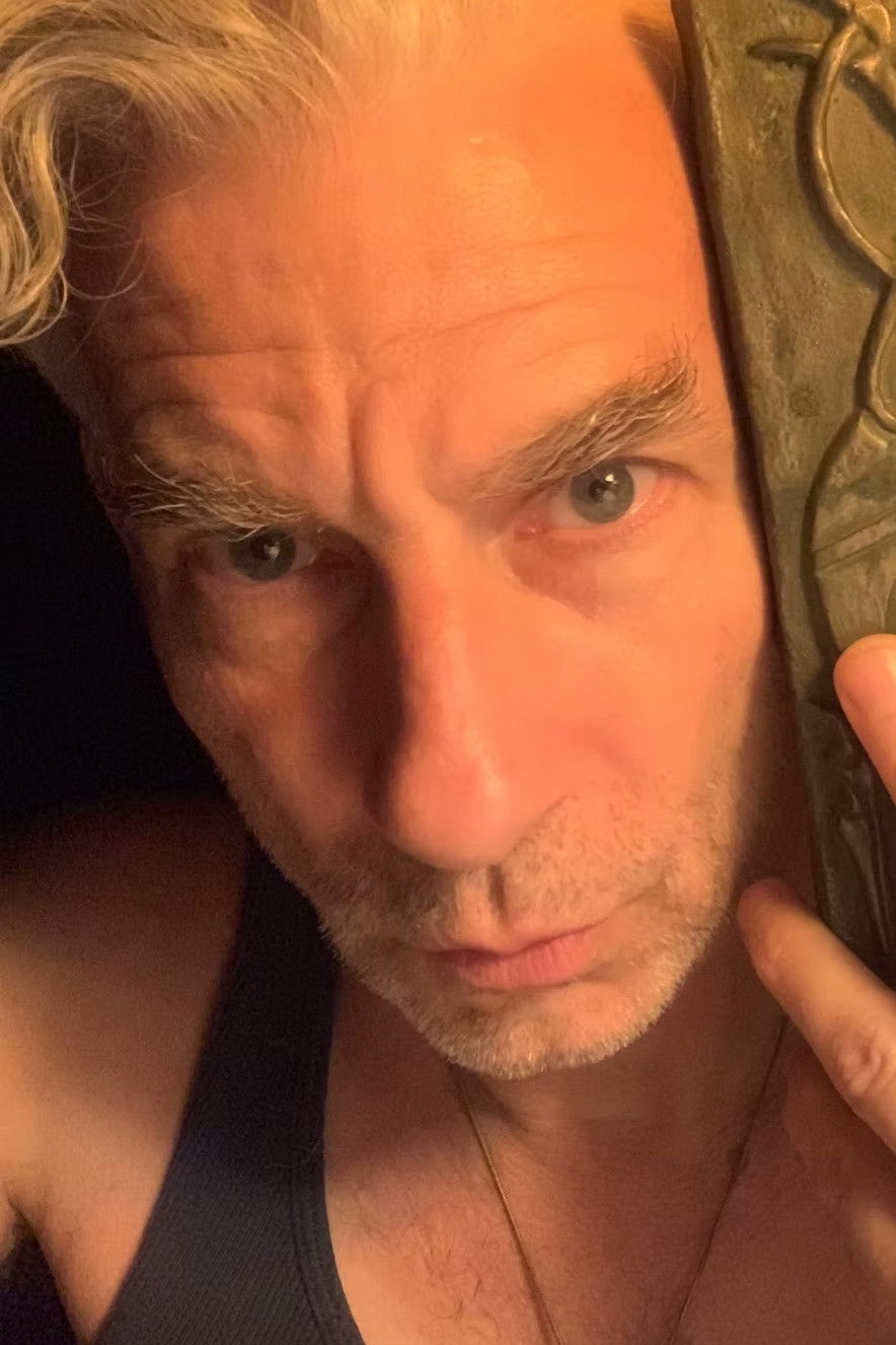 Timoti Makauin Renolds backdrop