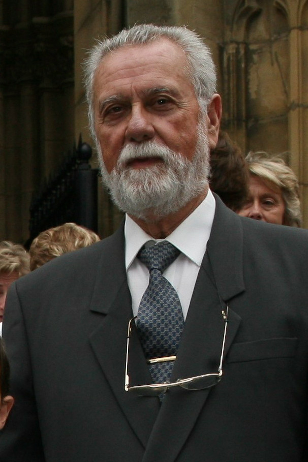 Francisco Bernabé backdrop