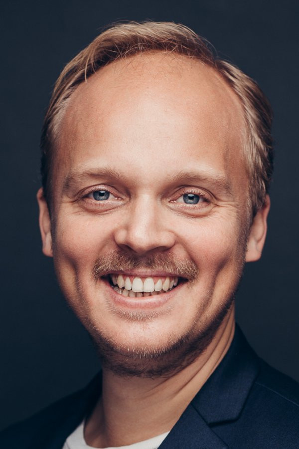 Luiz Wilhelm Karlsen backdrop