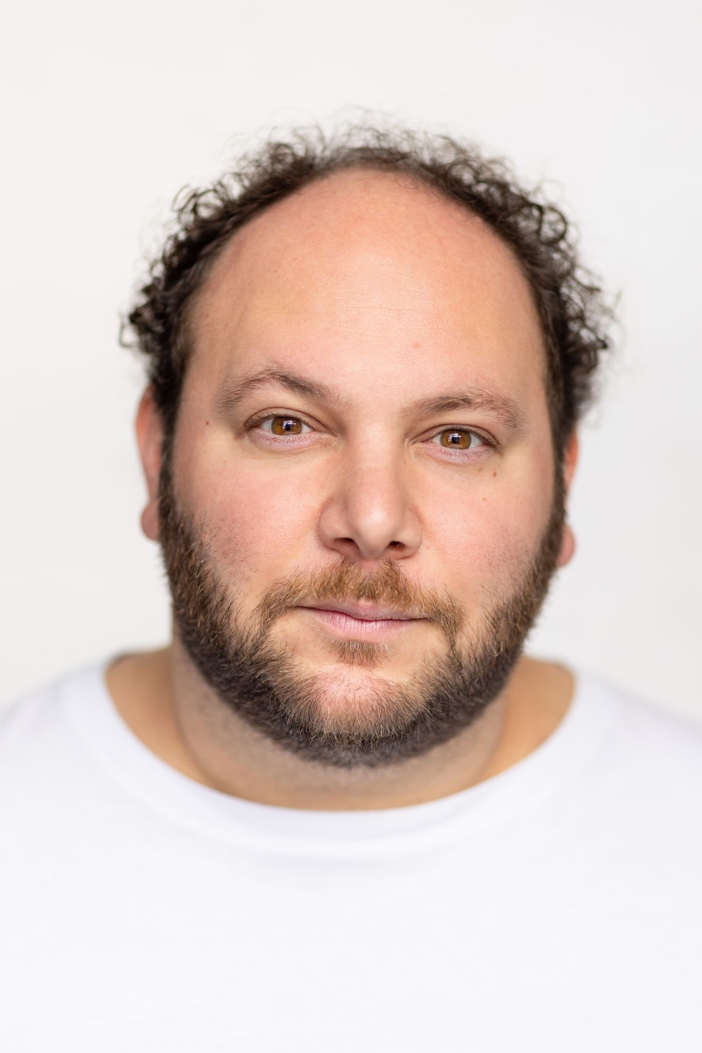 Denis Ölmez backdrop