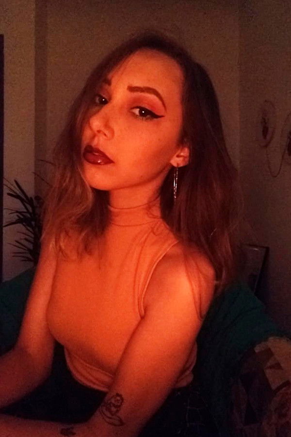 Thuanny Lourette backdrop