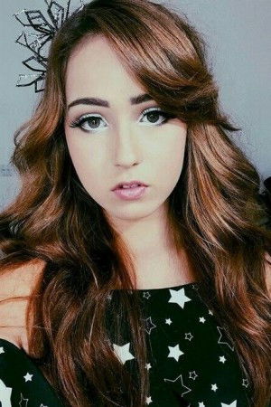 Mharessa Fernanda backdrop