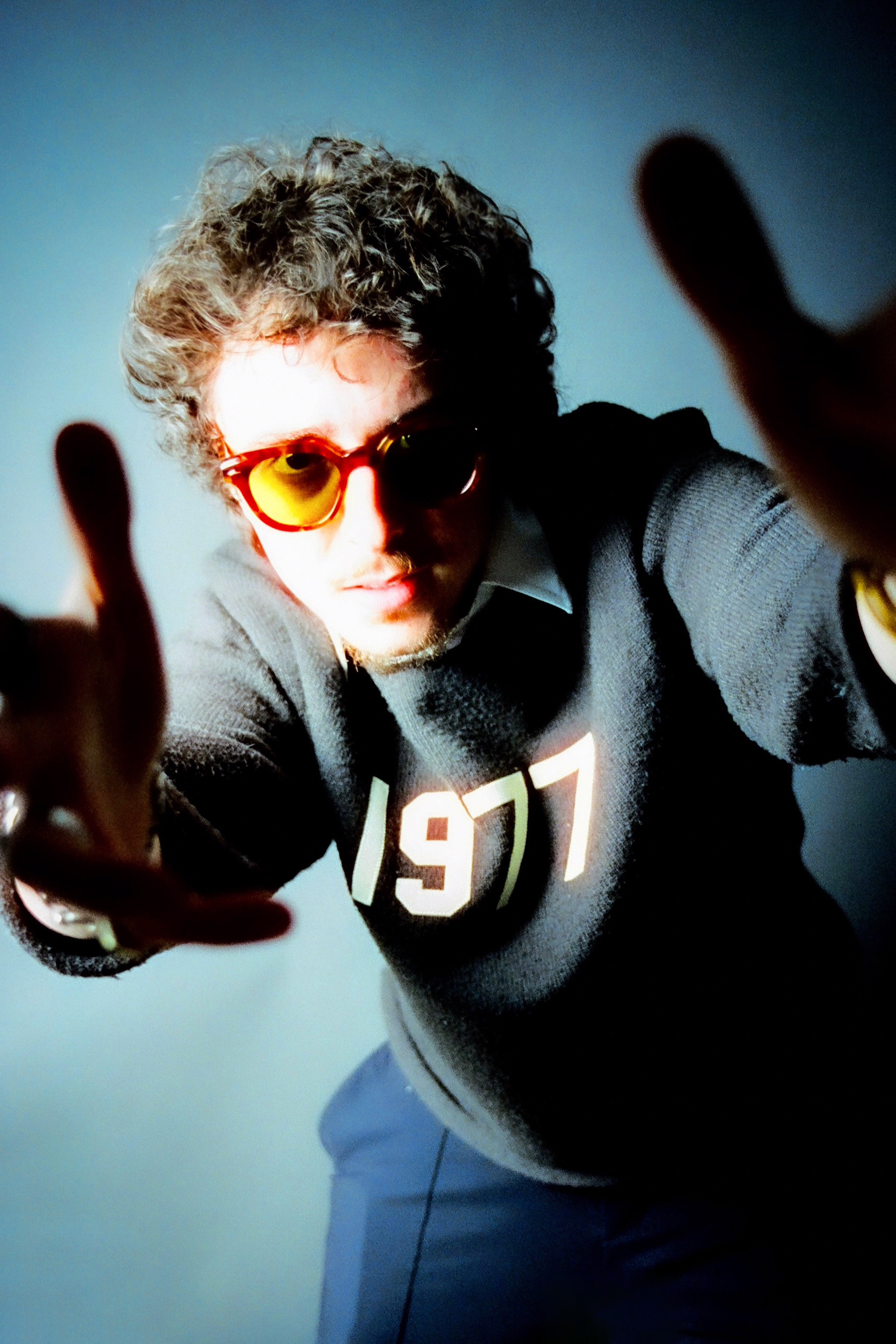 Luca Pizzoleo backdrop