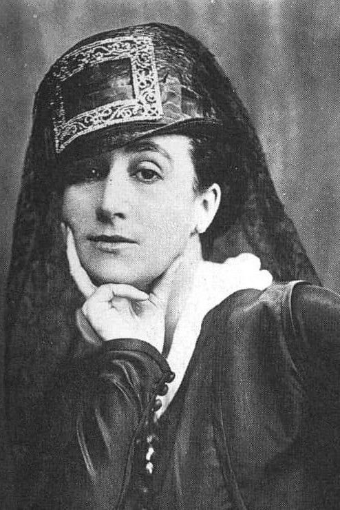 Maria Carmi backdrop