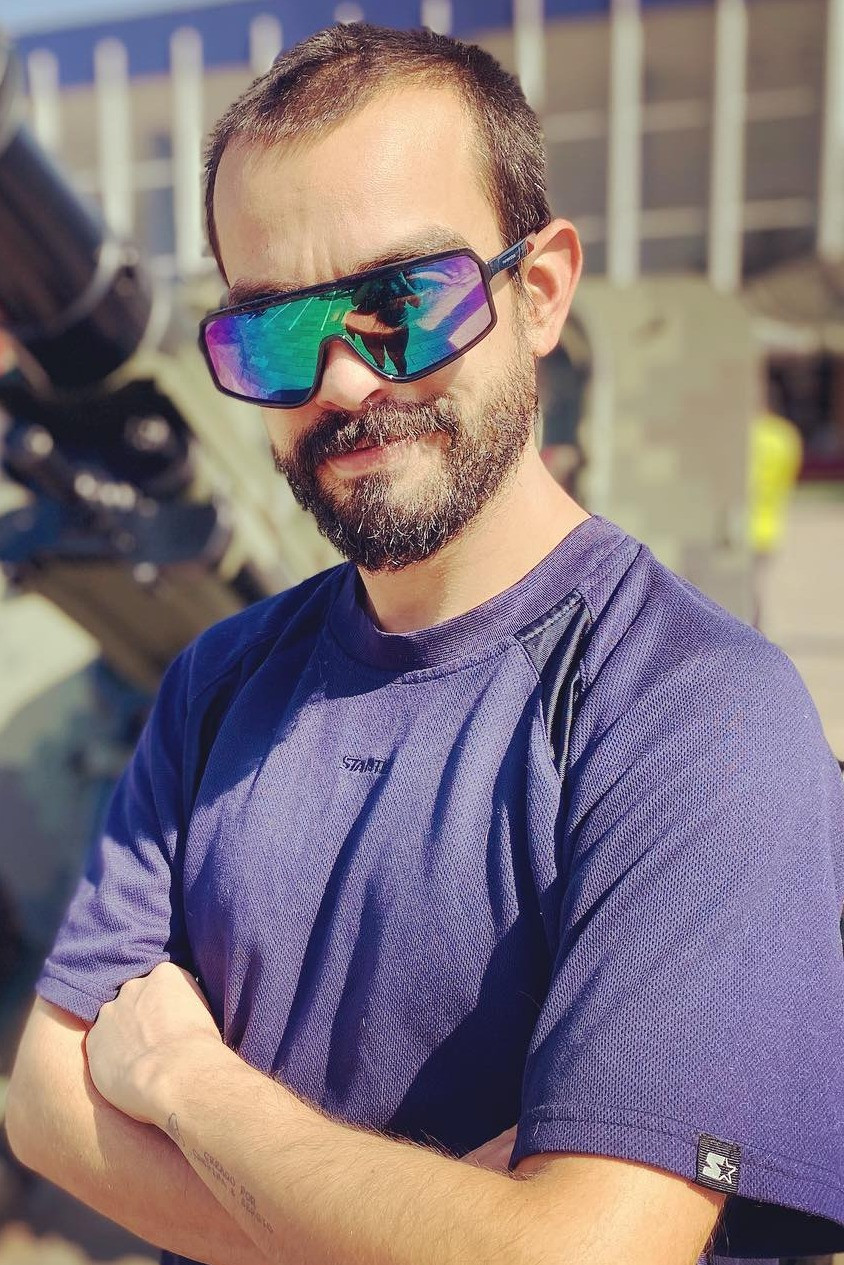 Álvaro Mora backdrop