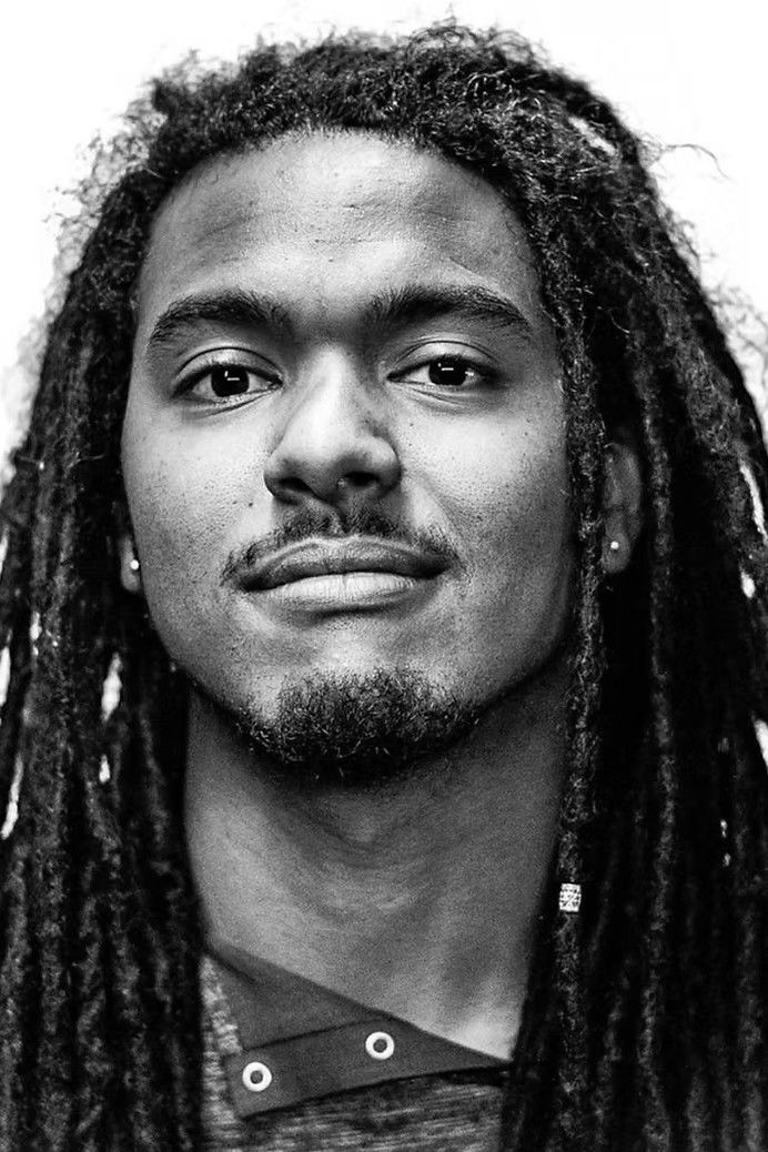 Manoah Ainuu backdrop