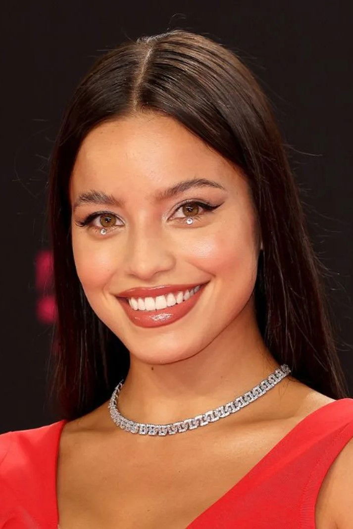 Emilia Mernes backdrop