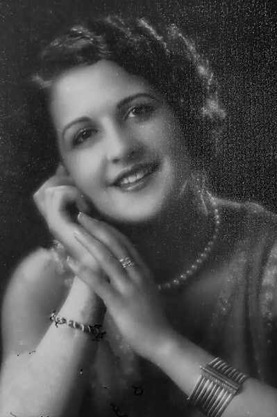 Nieves Aliaga backdrop