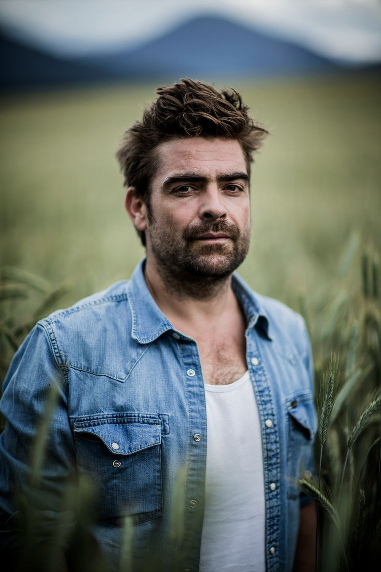 Pedro Elias backdrop