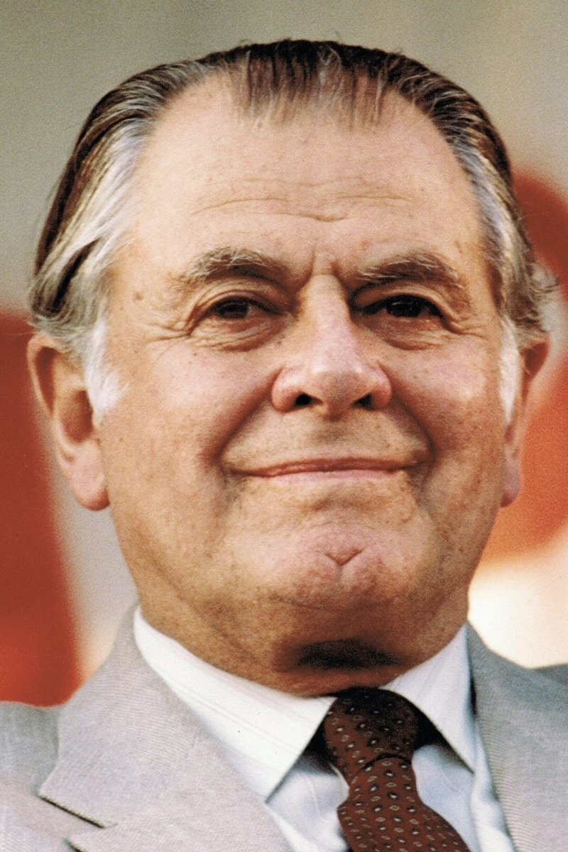 Patricio Aylwin backdrop