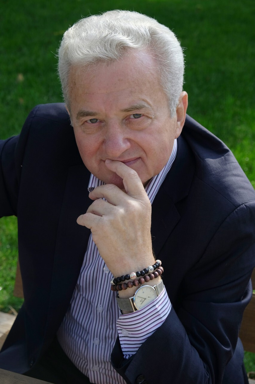 Antanas Maciulevičius backdrop