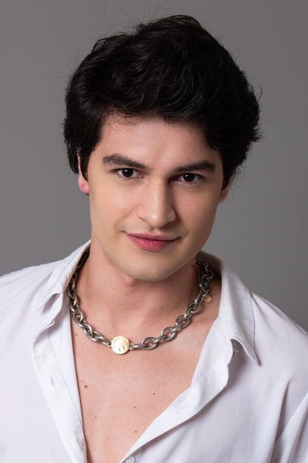 Alejandro Gutiérrez backdrop