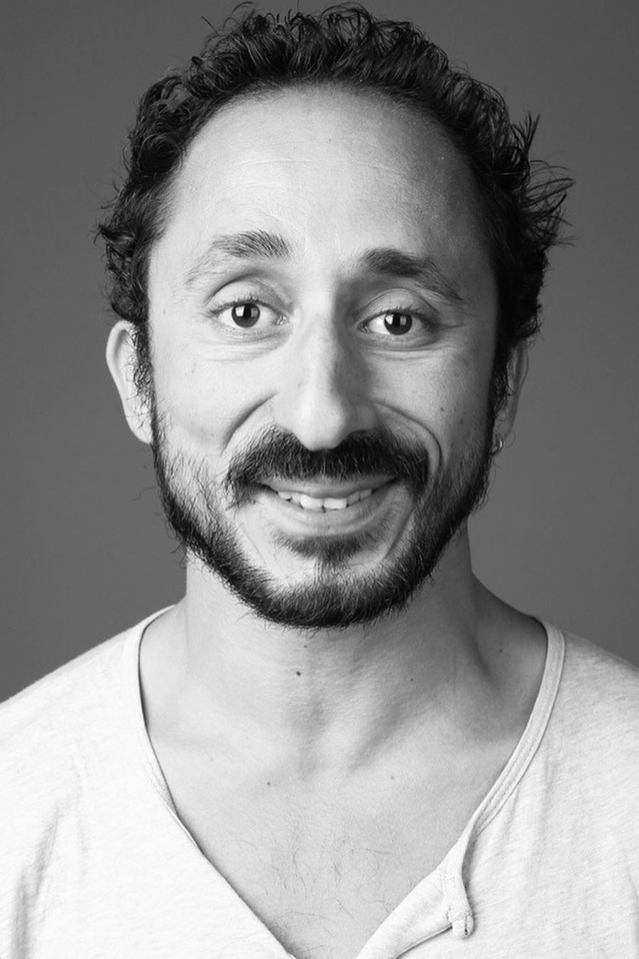 Estêvão Antunes backdrop