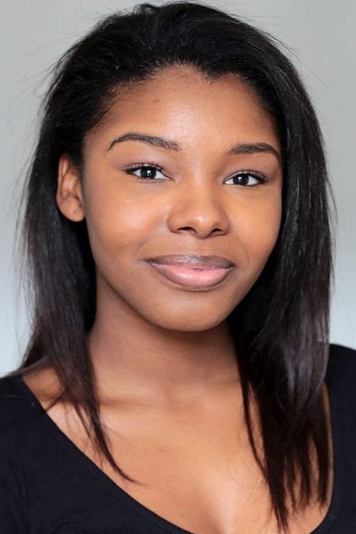 Maéva El Aroussi backdrop