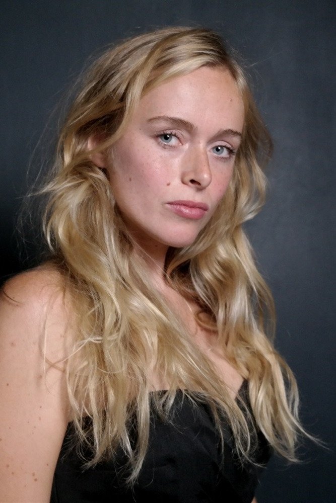 Aliénor Seydoux backdrop