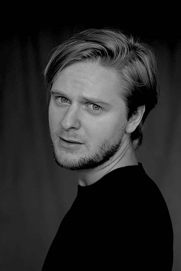 Toms Veličko backdrop