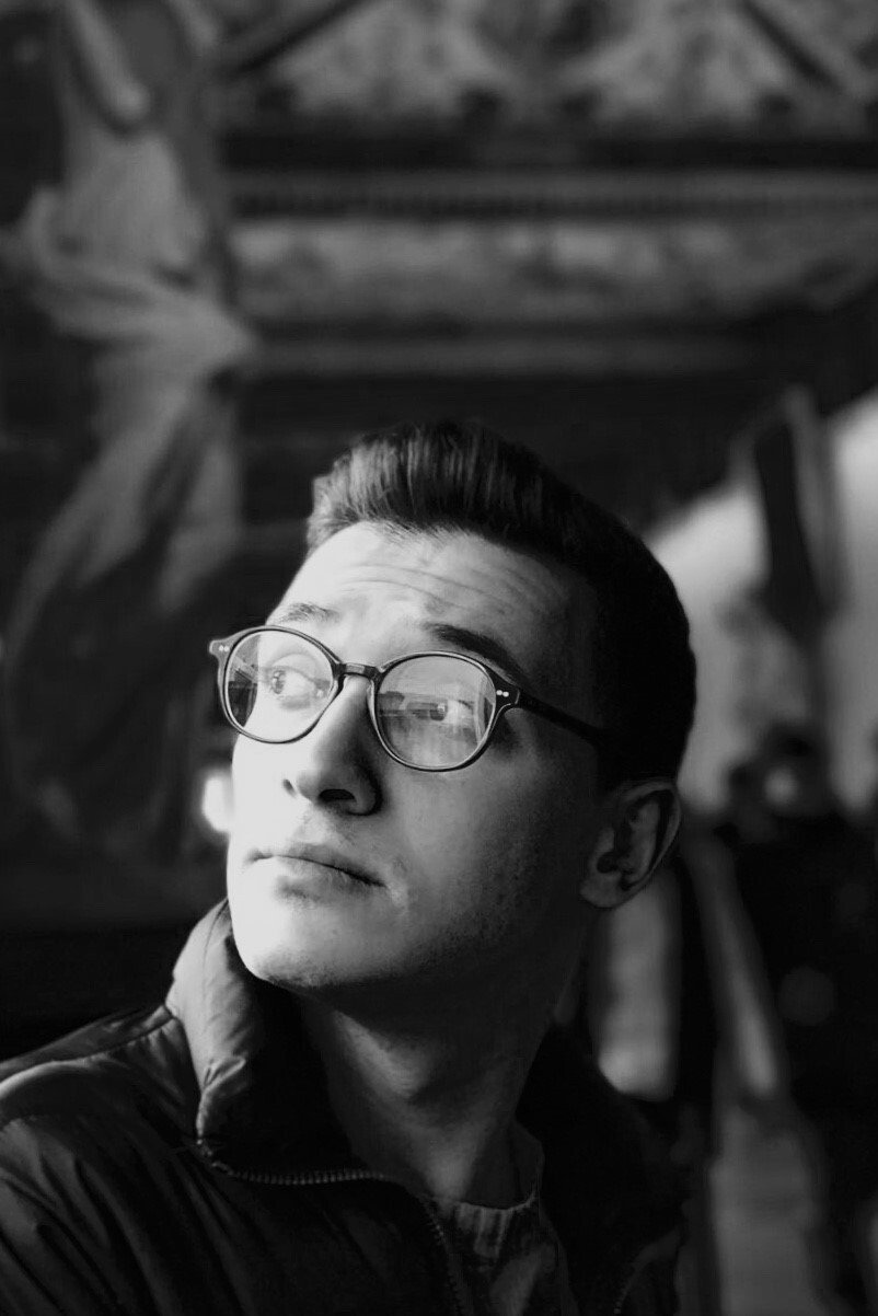 Yusuf Ölmez backdrop