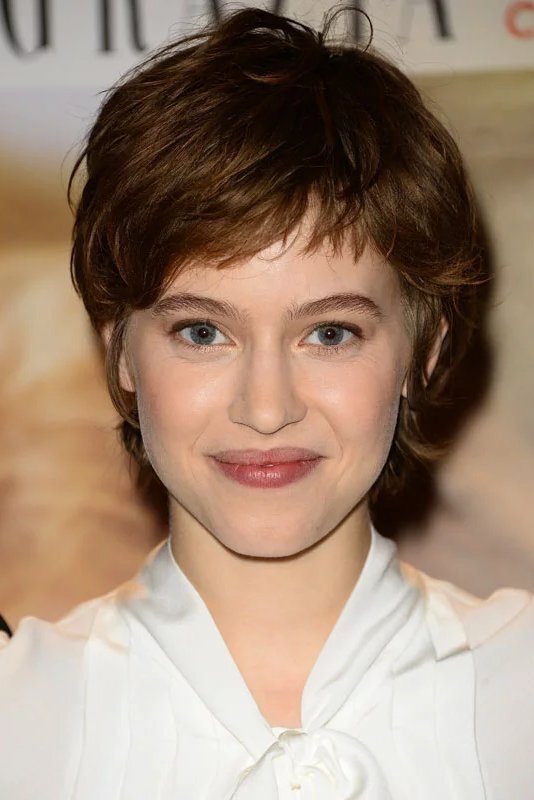 Chloé Chaudoye backdrop