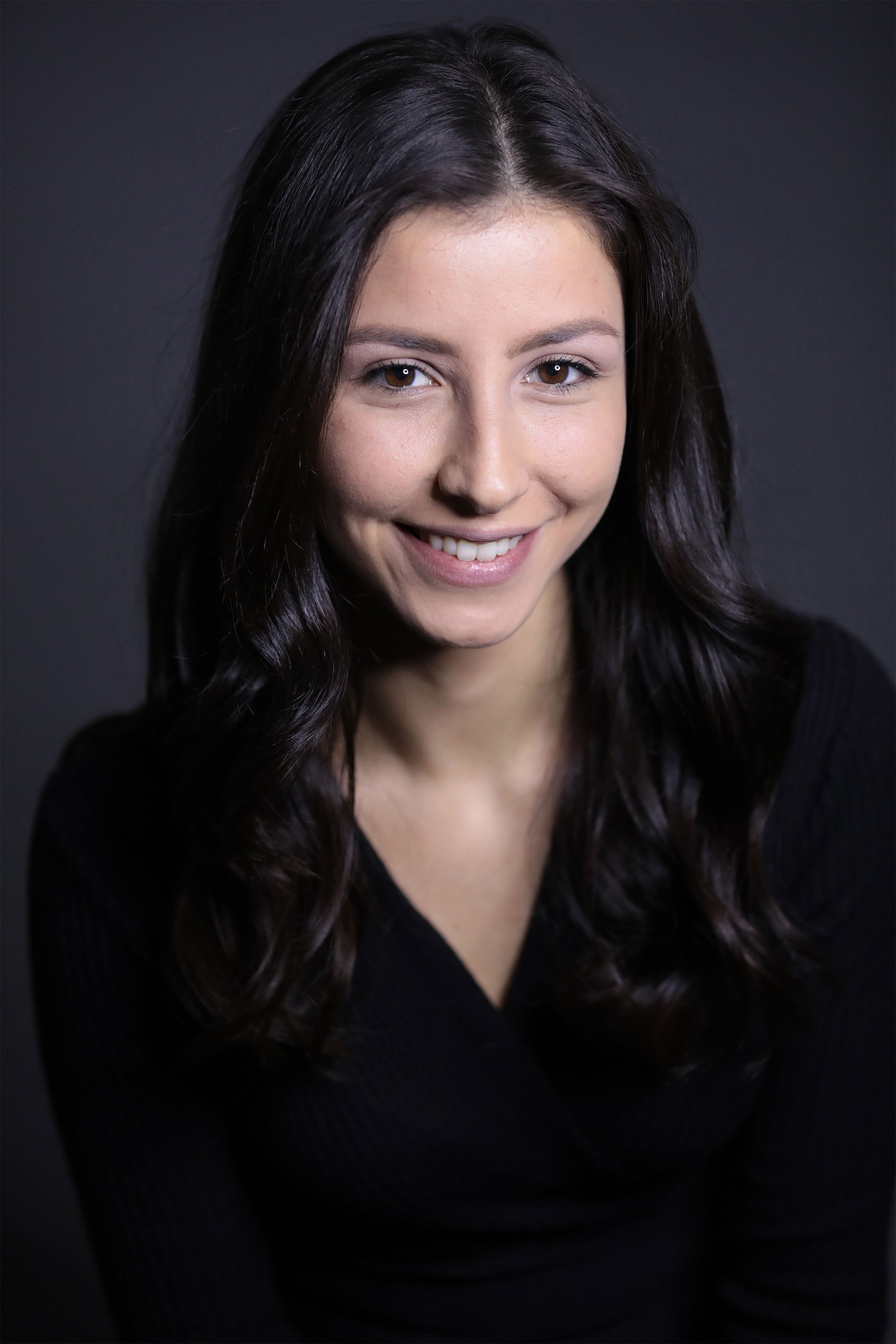 İzel Demirhan backdrop