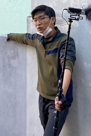 Lee Seung-jae backdrop