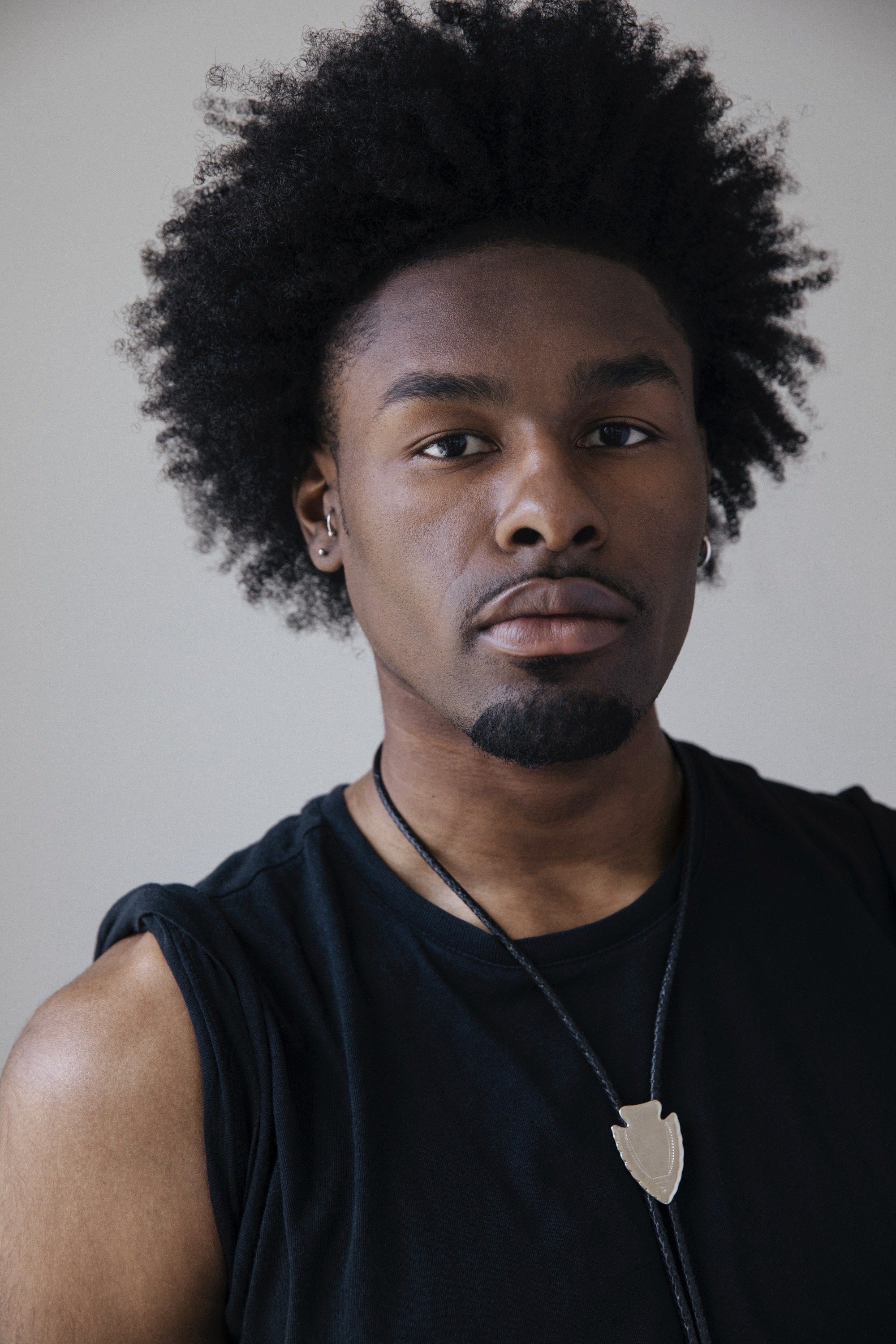 Darius Levanté backdrop