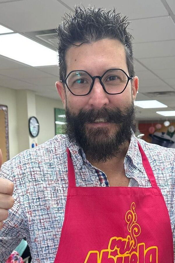 Ricardo Becerra backdrop