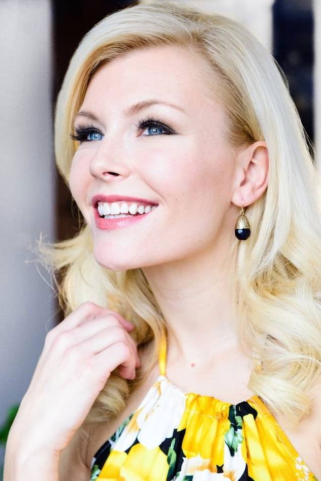 Tabby Delarosby backdrop