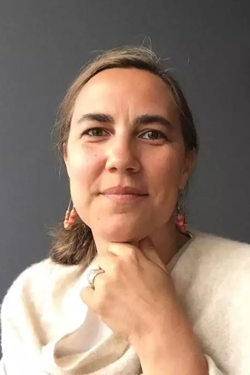 Anë-Sofi Shomje Le Kont backdrop