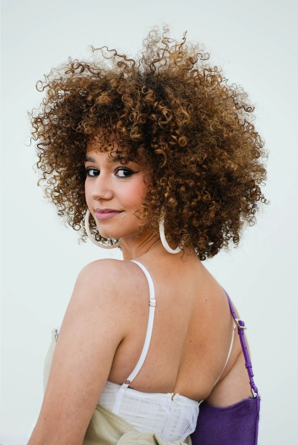 Léna Mahfouf backdrop