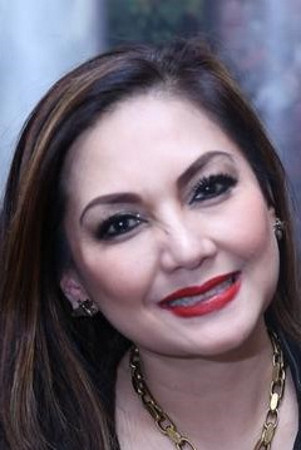 Nia Daniati backdrop