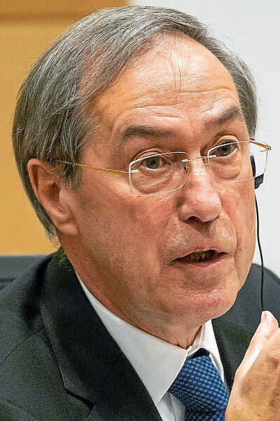 Claude Guéant backdrop