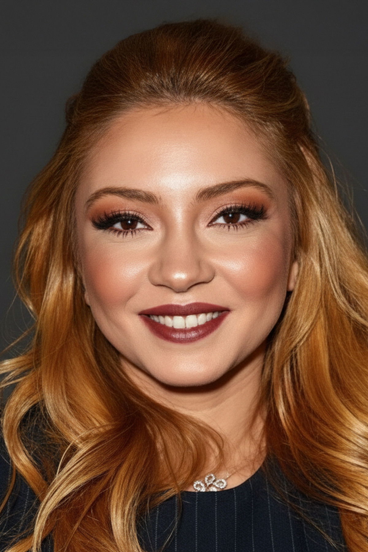 Ece Seçkin backdrop