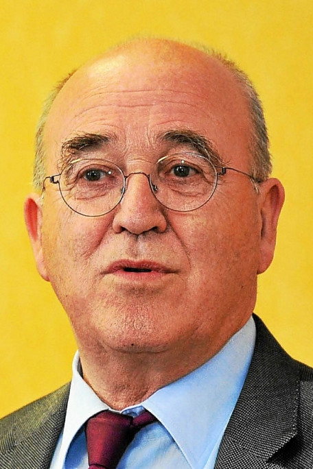 Bernard Poignant backdrop