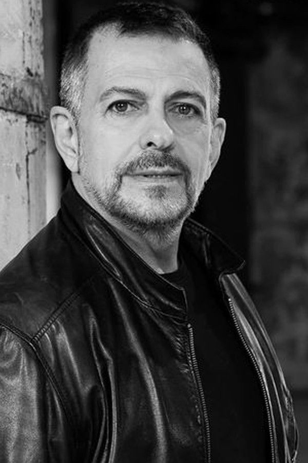 Guillermo Fernández backdrop