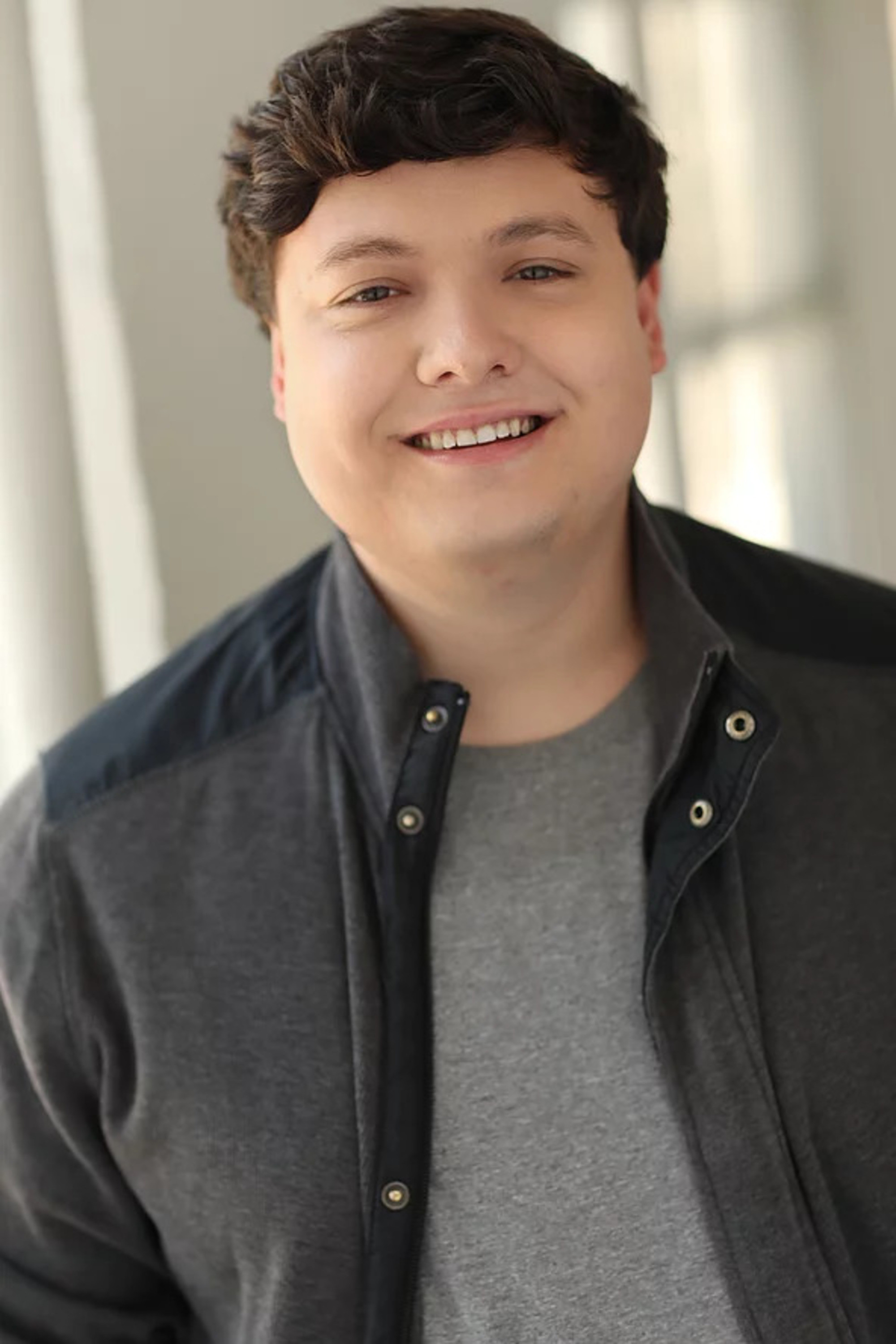 Andëru Gjilespi backdrop