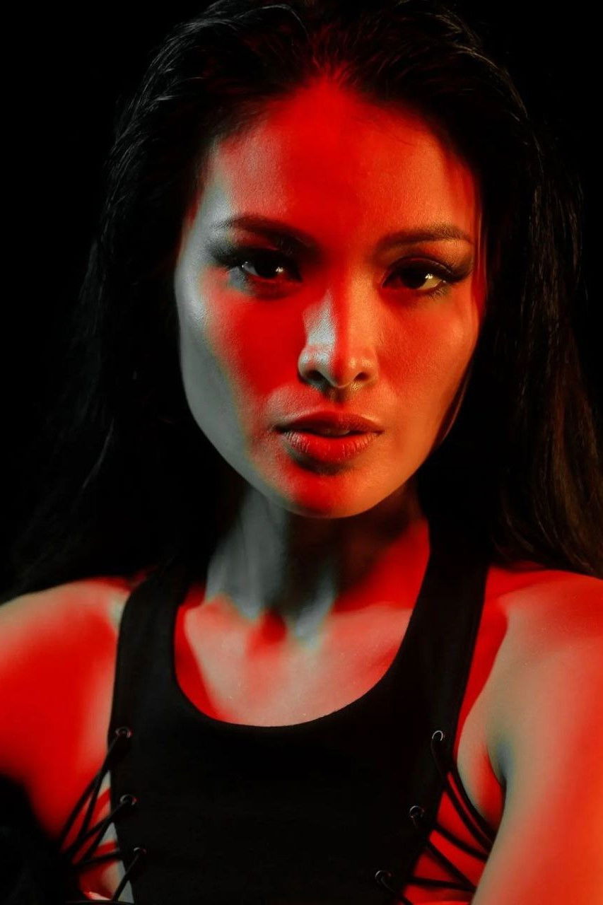 Aya Fernandez backdrop