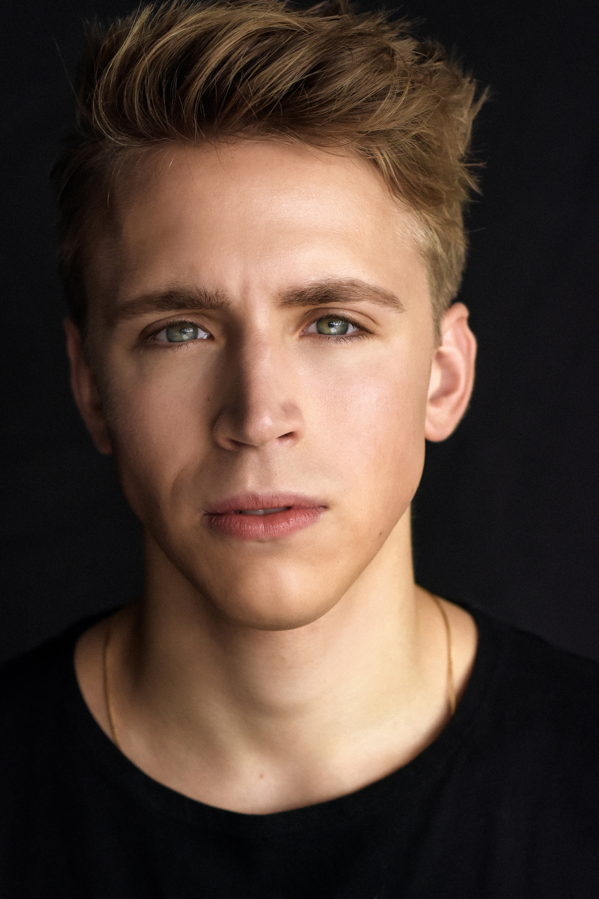 Zachary Loewen backdrop