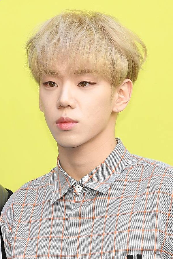 Kim Byeong-kwan backdrop