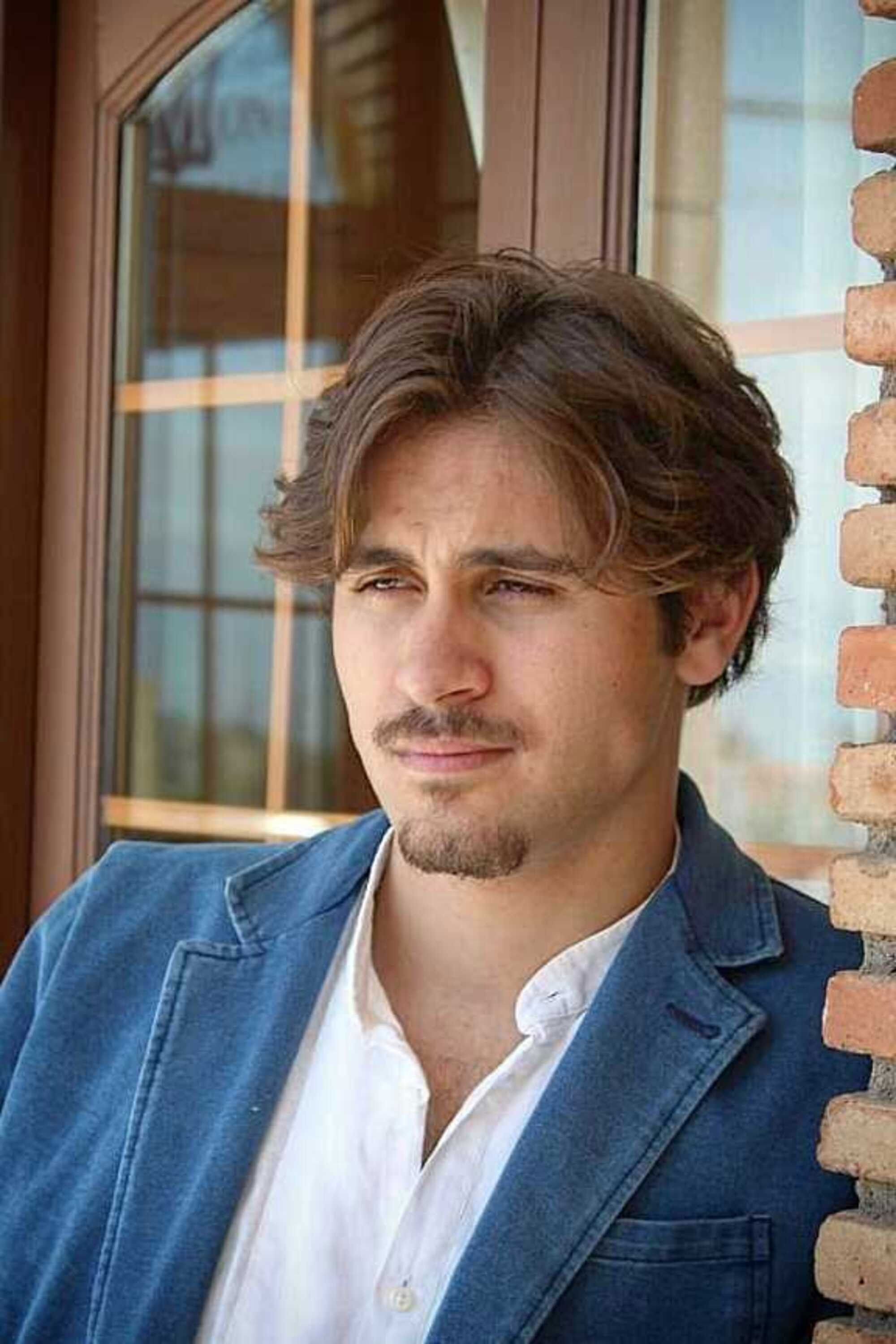 Gonzalo Cortés backdrop