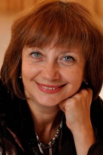 Larisa Dmitriyeva backdrop