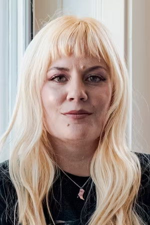 Maja Francis backdrop