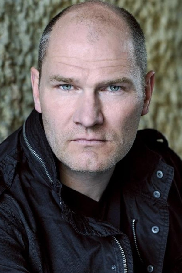 Nils Düwell backdrop