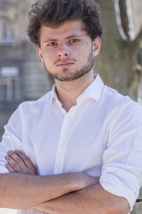 Leonard Chouin backdrop