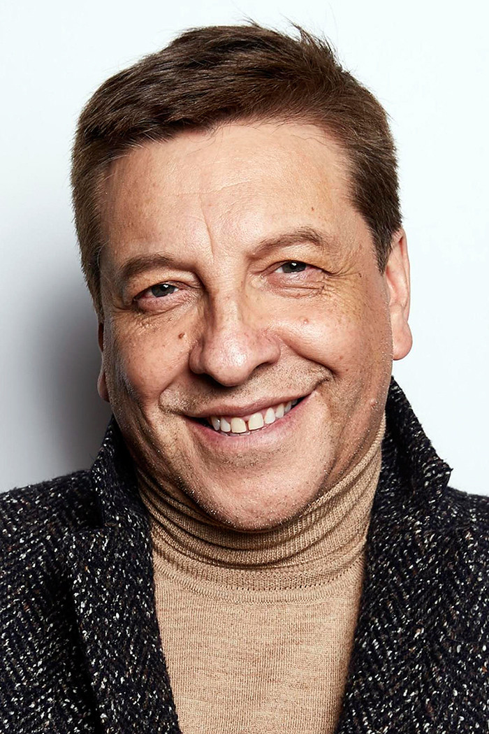 Julio César Rodríguez backdrop