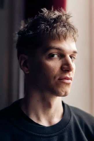 Zsombor Kövesi backdrop