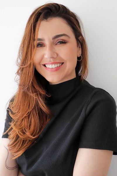 Mirela Pizani backdrop