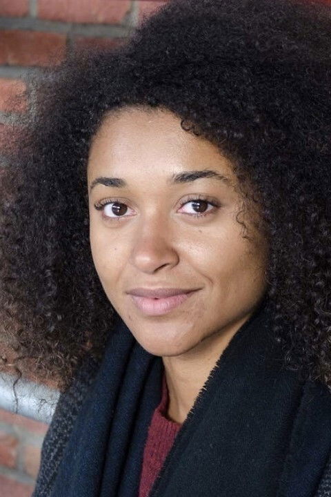 Esthèle Dumand backdrop