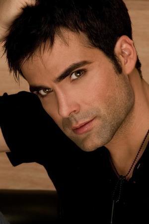 Naím Thomas backdrop