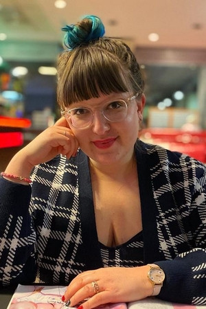 Hanna Szentpeteri backdrop