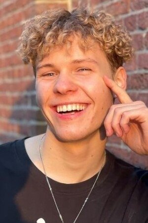 Quinn Bezemer backdrop